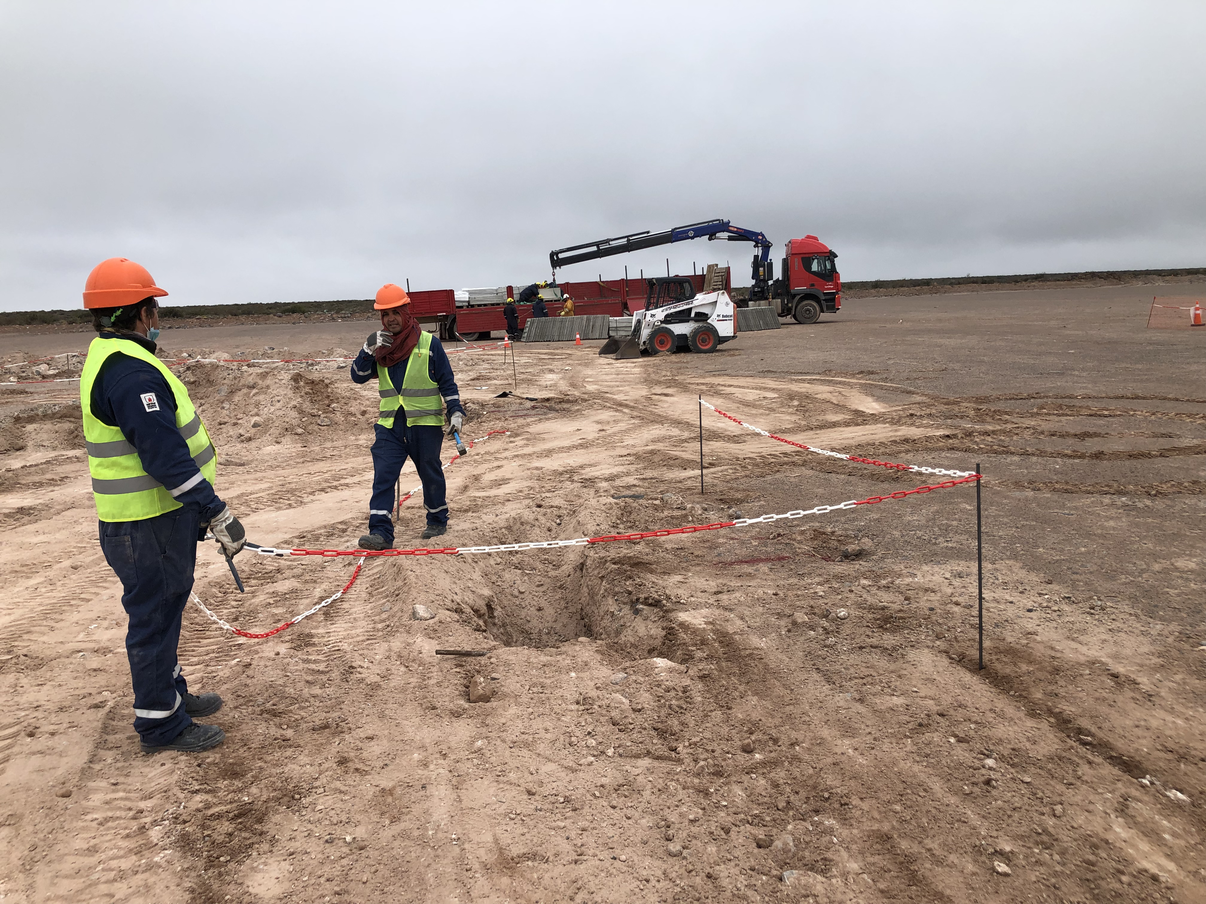 Trabajadores en sitio de construcción industrial
