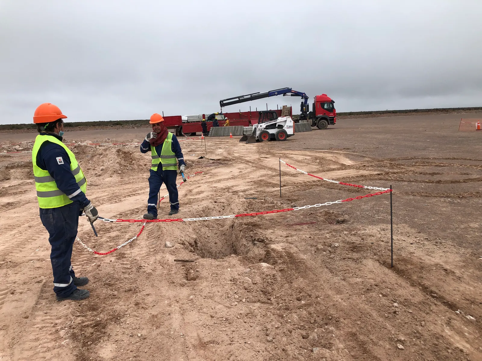 Trabajadores en sitio de construcción industrial