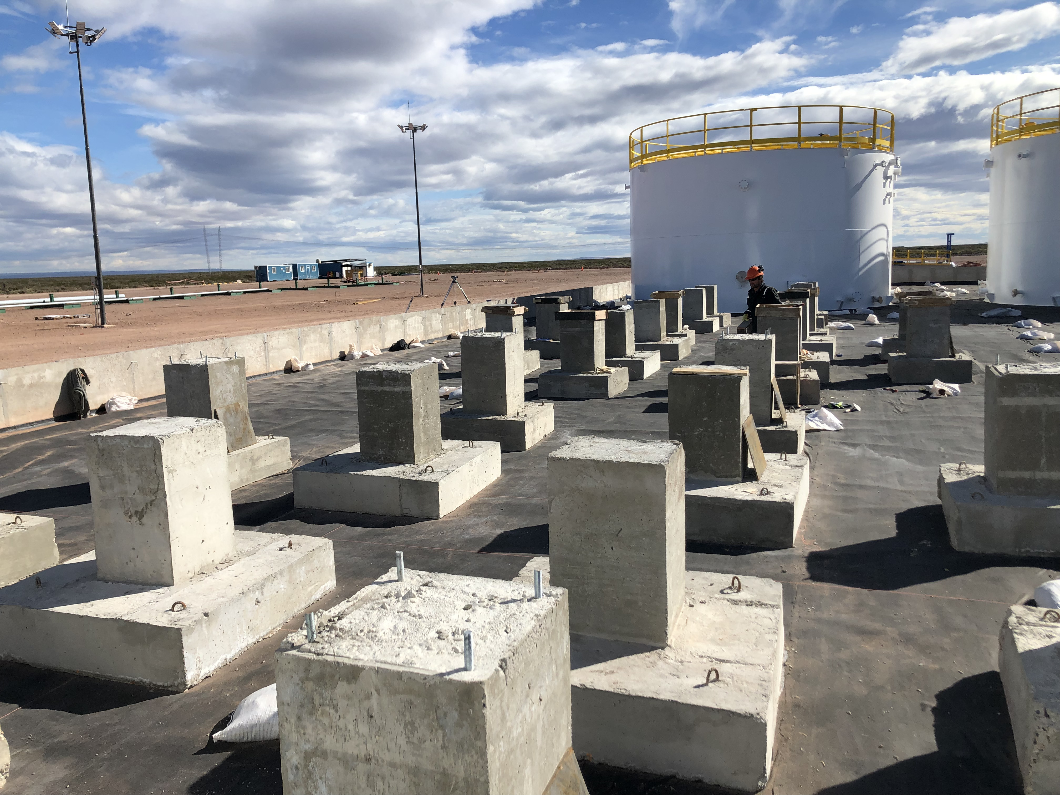 Bases de concreto y tanques industriales