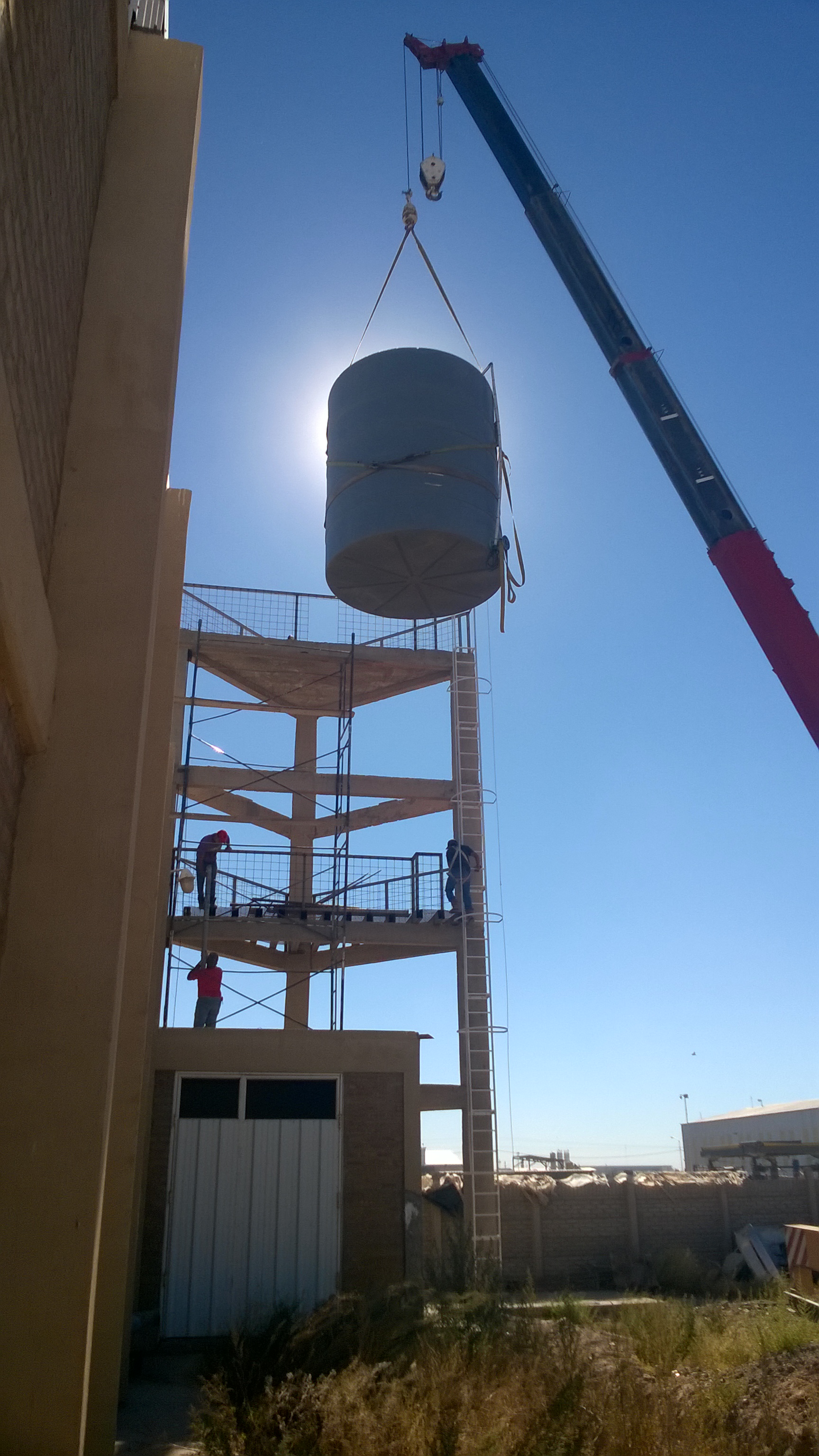 Montaje de tanque industrial con grúa