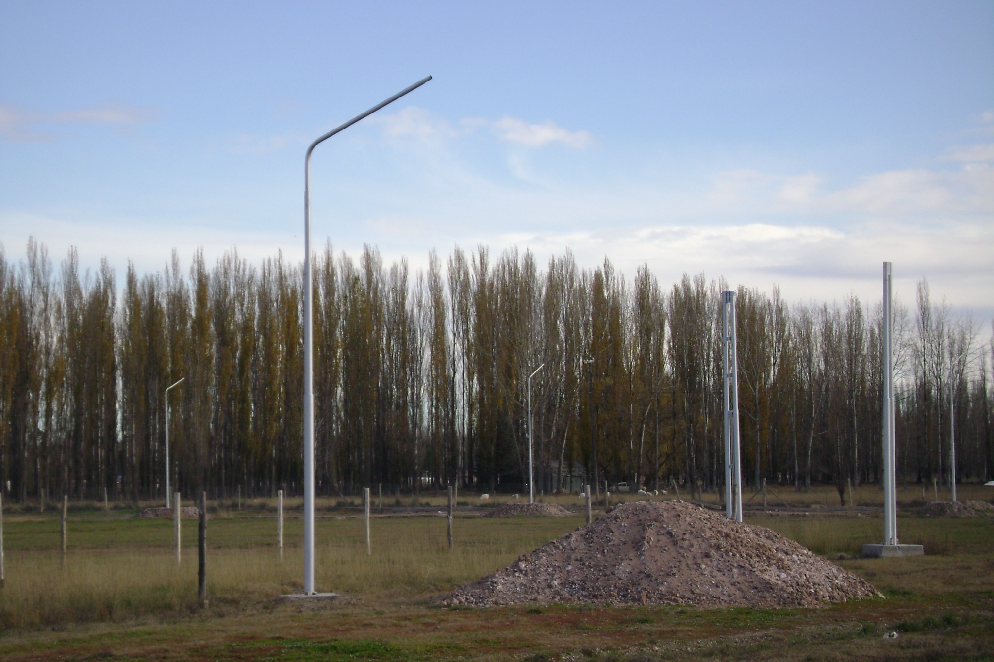 Instalación de postes de alumbrado público