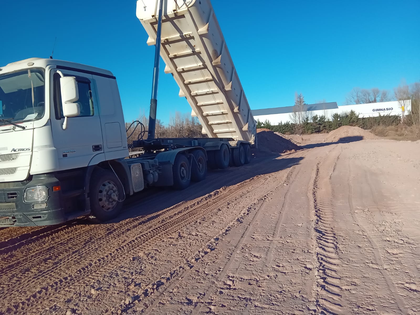 Camión volquete descargando material