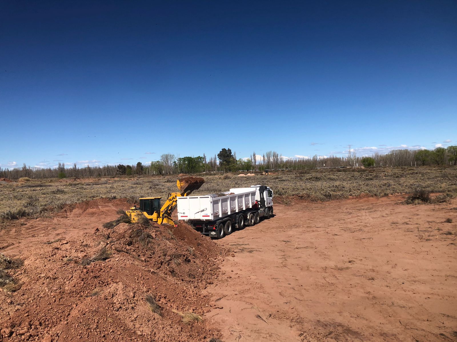 Excavadora cargando camión con material