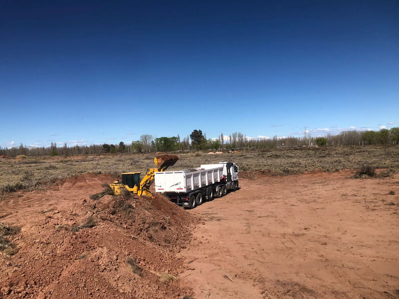 Excavadora cargando camión con material